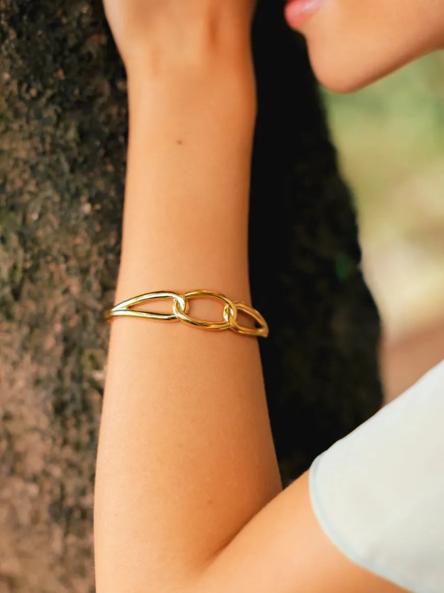 Airy Circle Armcuff