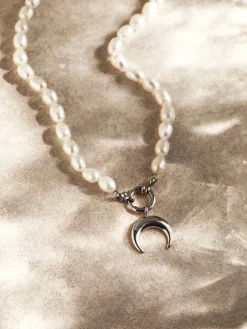 Crescent Pearl Kette