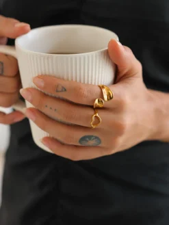 Curved Elegance Ring