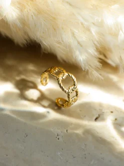 Exquisite Link Ring