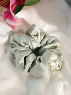Fluffy Touch Pure Silk Scrunchie Light Green