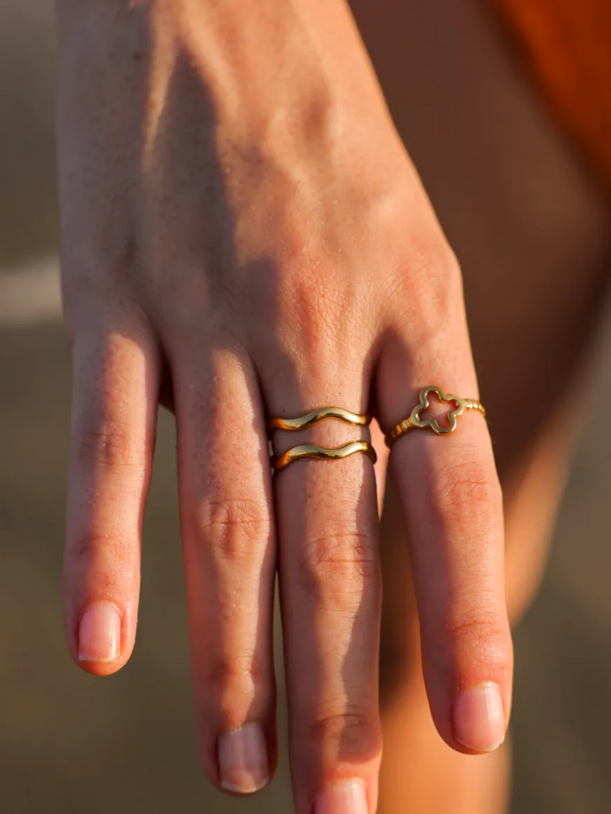 Graceful Clover Ring