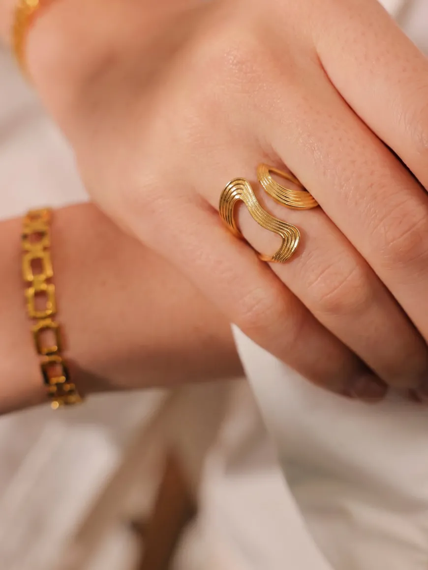 Graceful Curve Ring