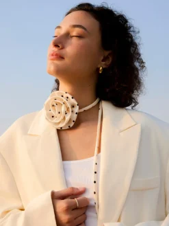 Rose Embrace White Choker
